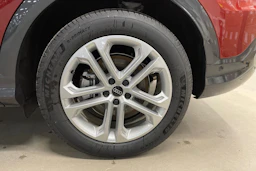 punainen Audi Q5 2025 kuva 10.