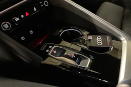 punainen Audi Q5 2025 kuva 15.