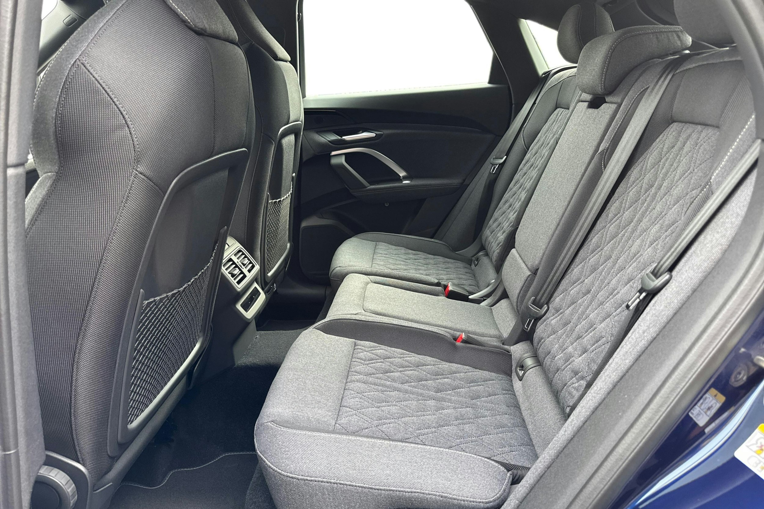 met. sininen Audi Q5 2025 kuva 8.