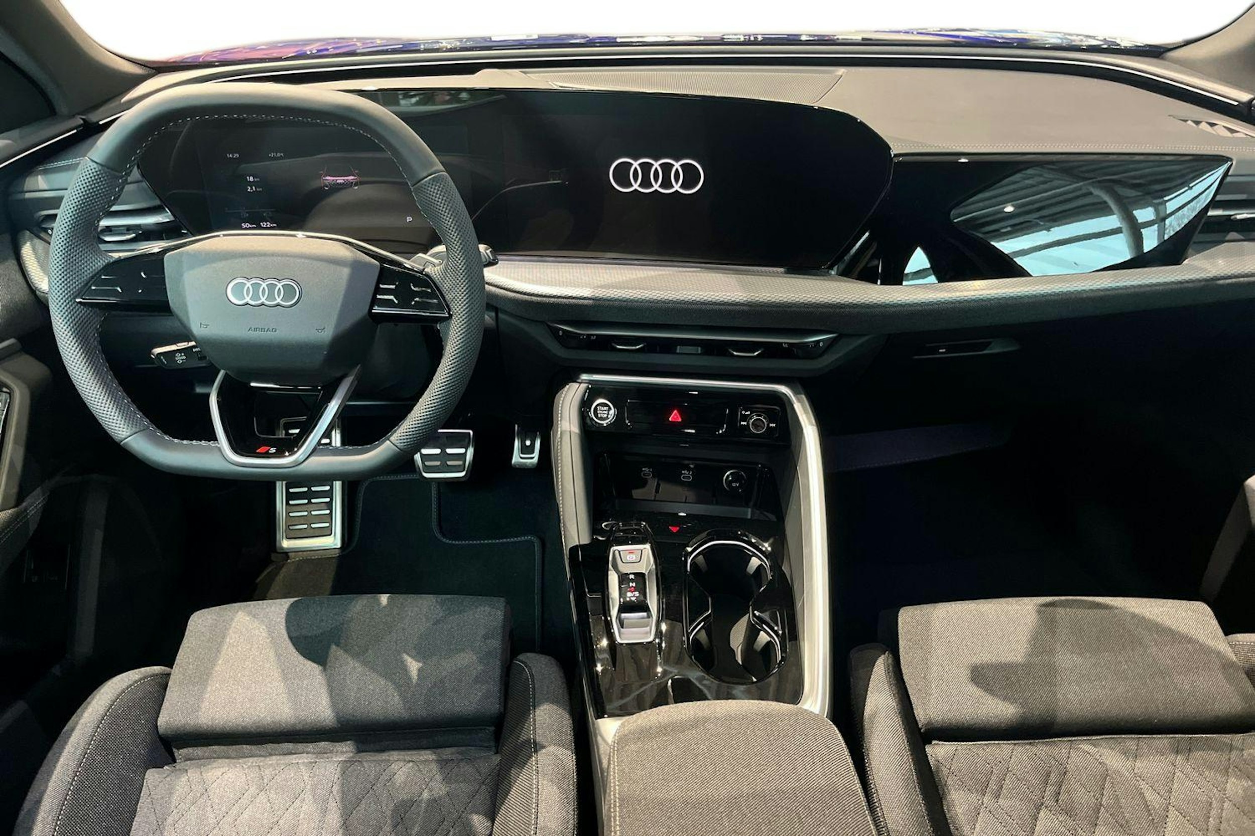 sininen Audi Q5 2025 kuva 7.