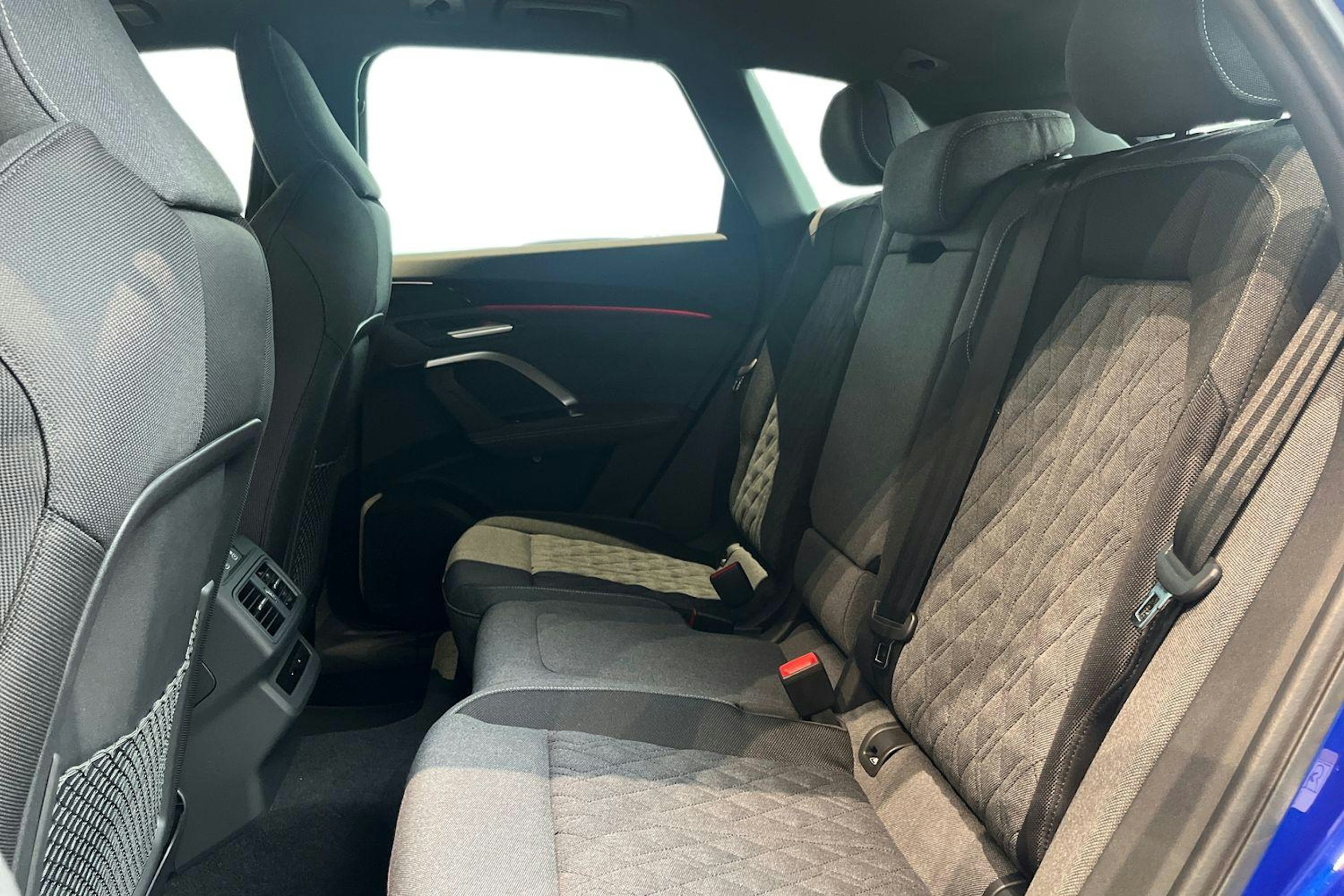 sininen Audi Q5 2025 kuva 8.