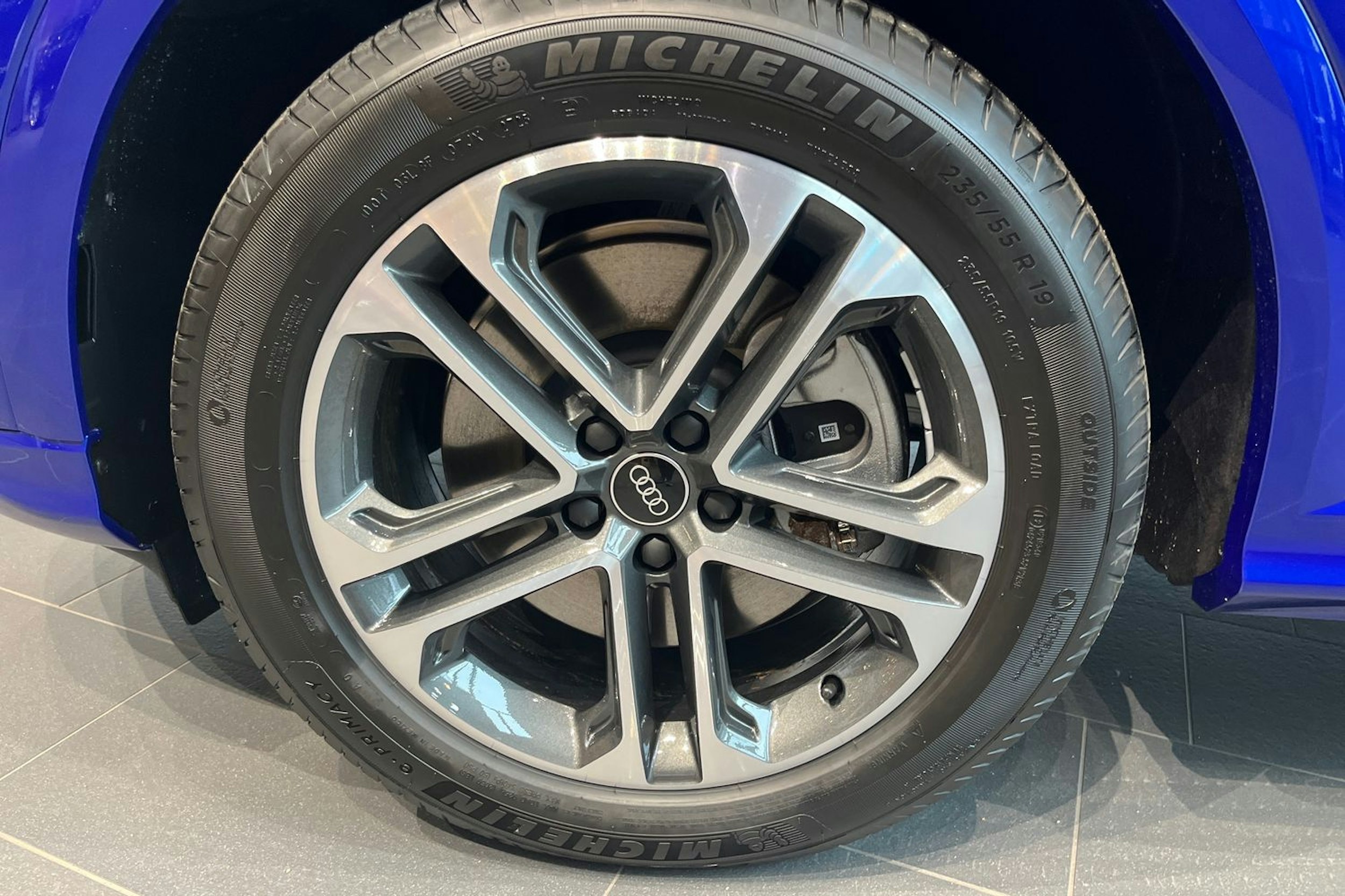 sininen Audi Q5 2025 kuva 9.