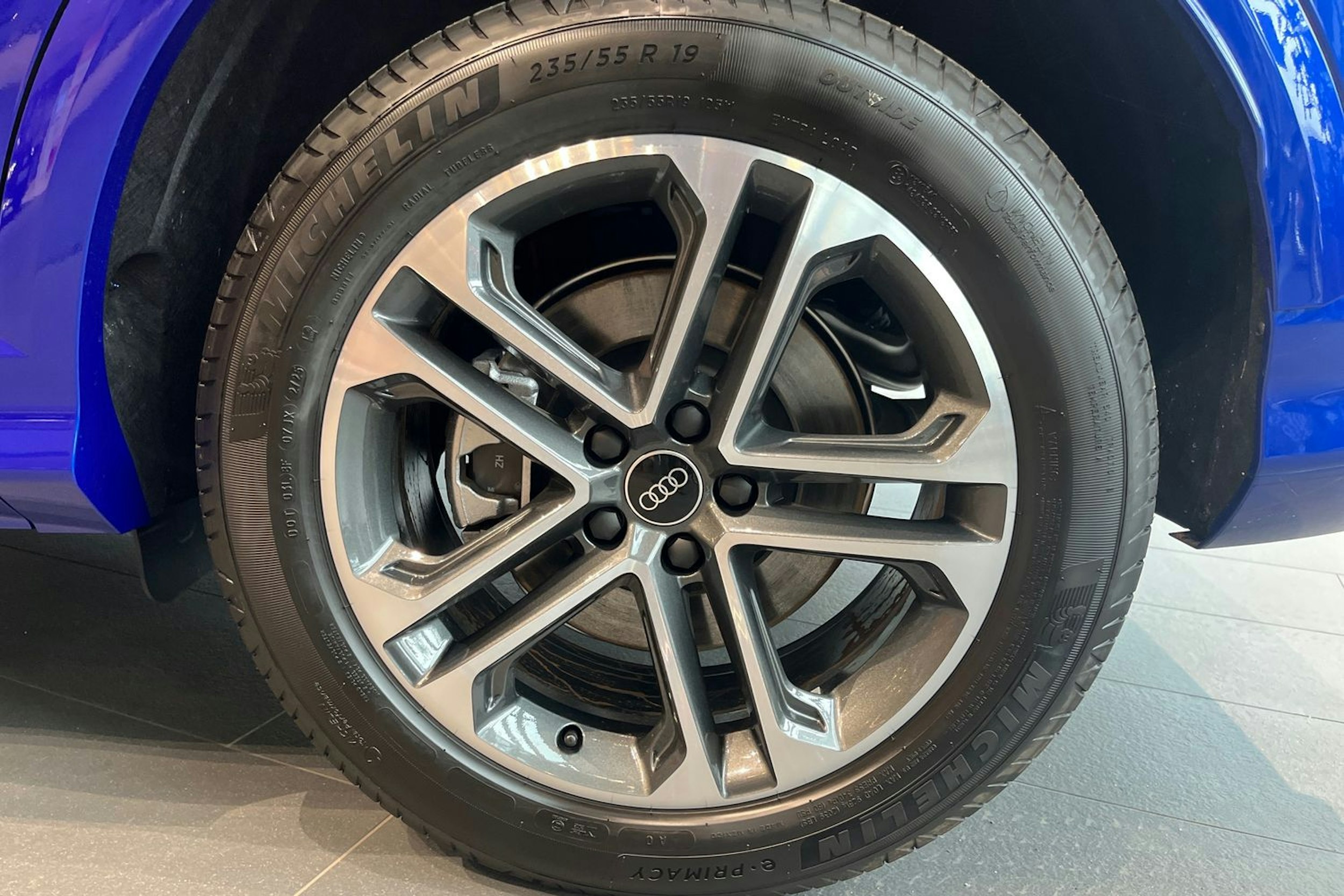 sininen Audi Q5 2025 kuva 10.