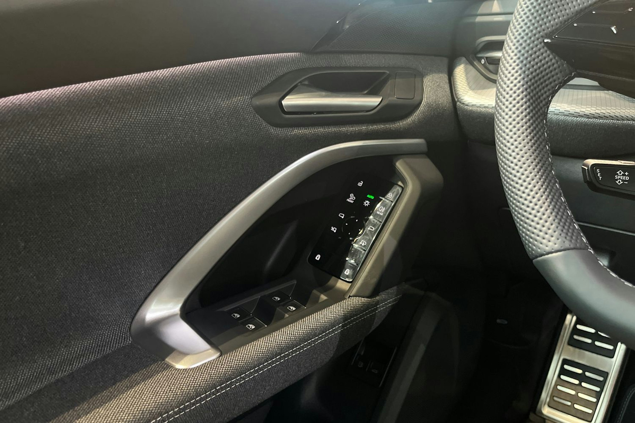 sininen Audi Q5 2025 kuva 12.