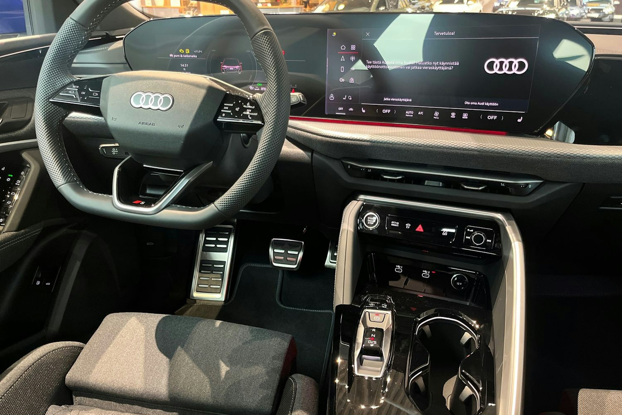 sininen Audi Q5 2025 kuva 16.