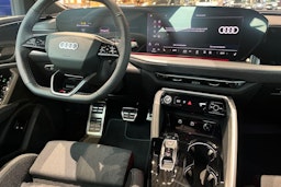 sininen Audi Q5 2025 kuva 16.