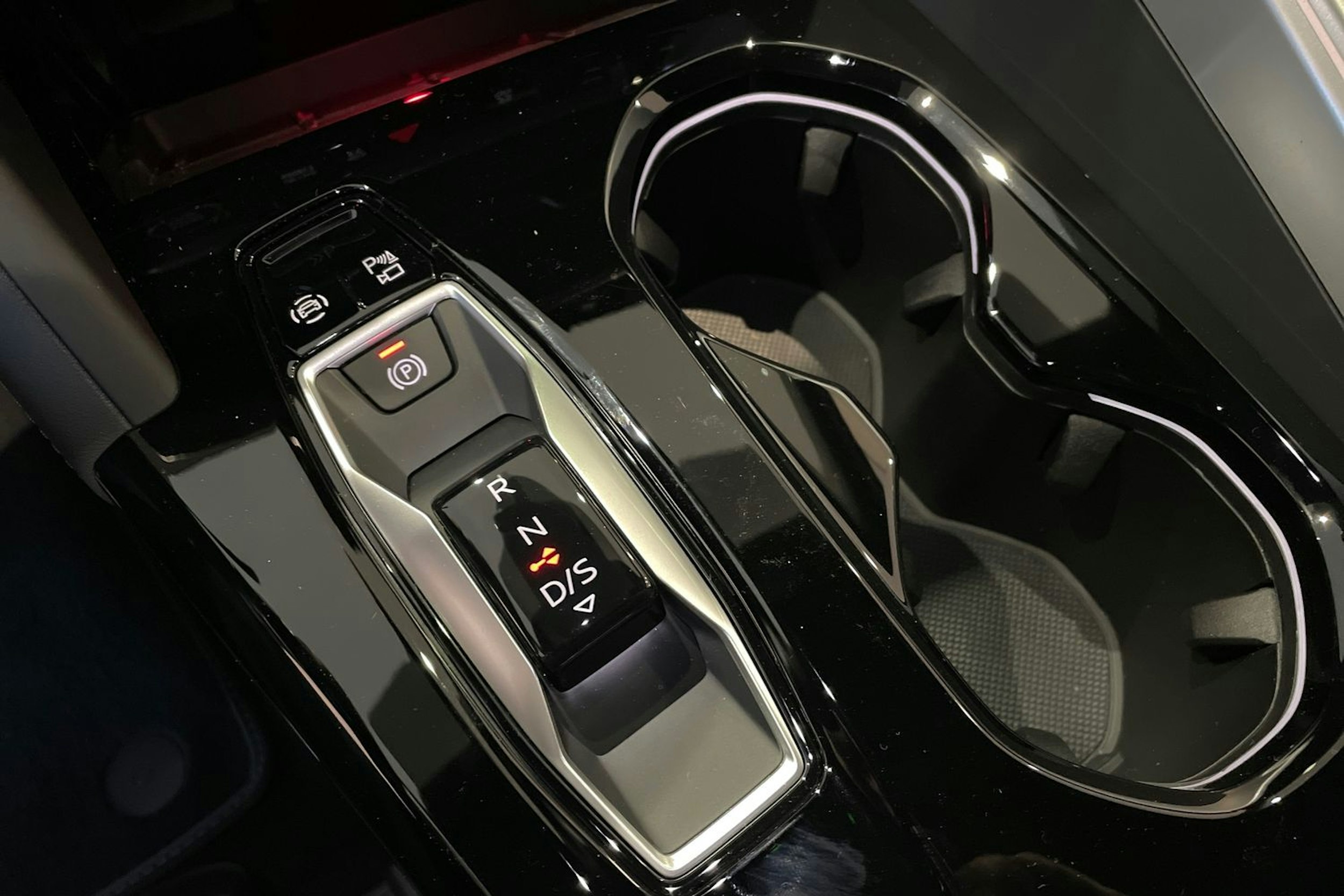 valkoinen Audi Q5 2025 kuva 14.