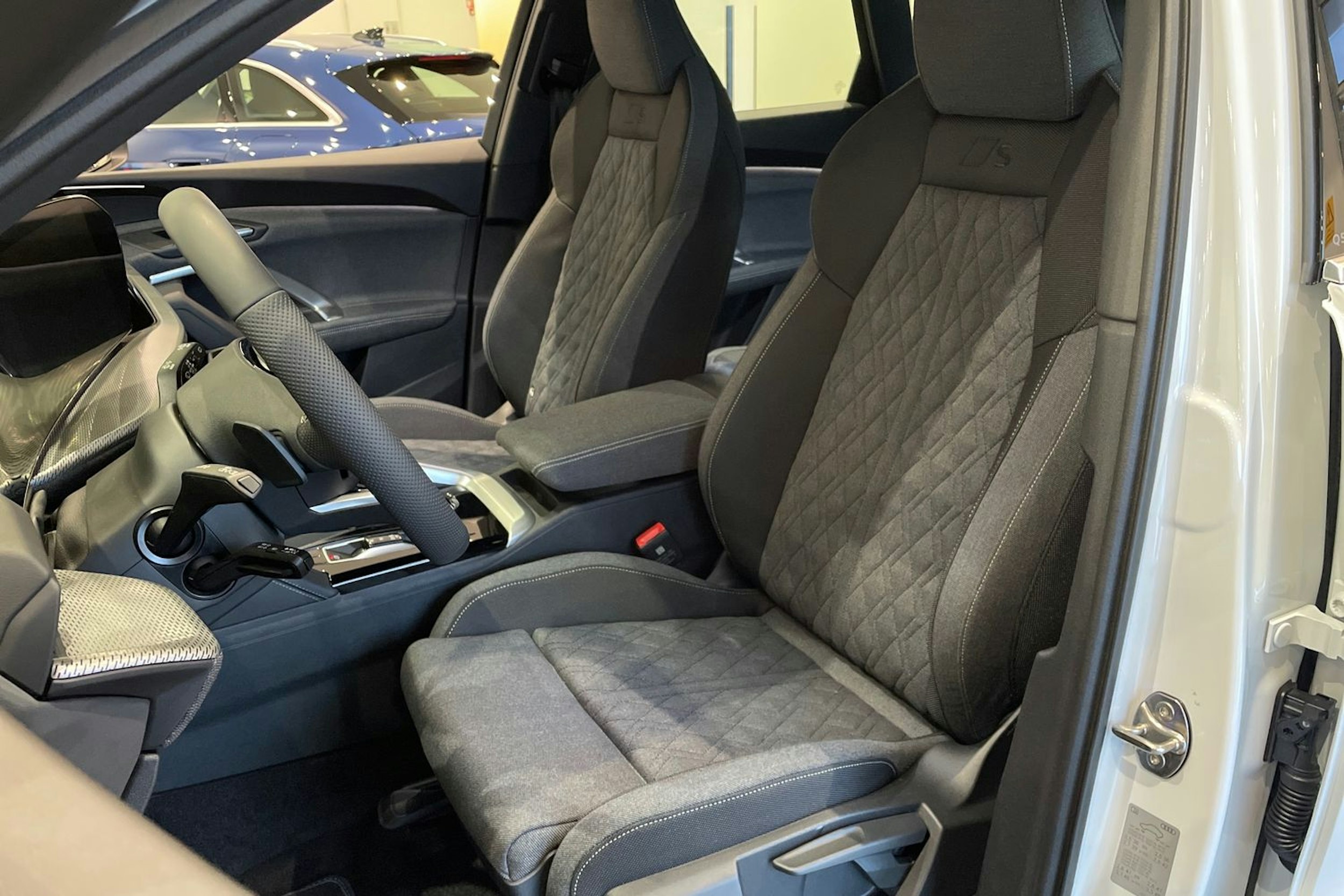 valkoinen Audi Q5 2025 kuva 18.