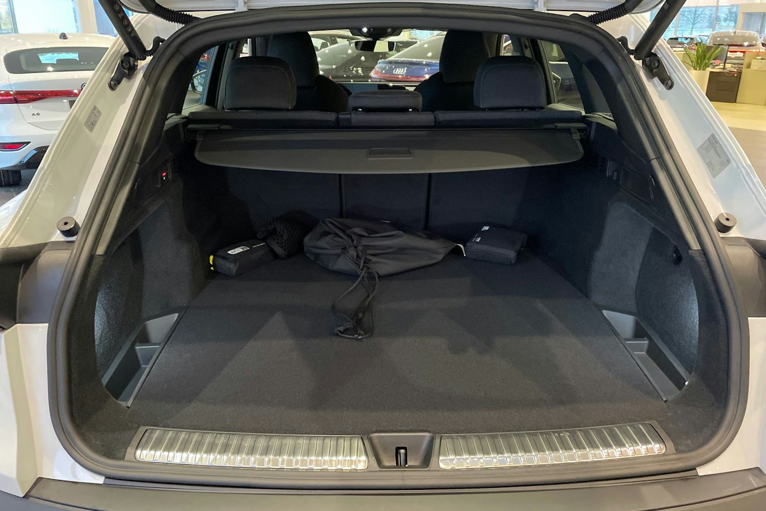 valkoinen Audi Q5 2025 kuva 20.