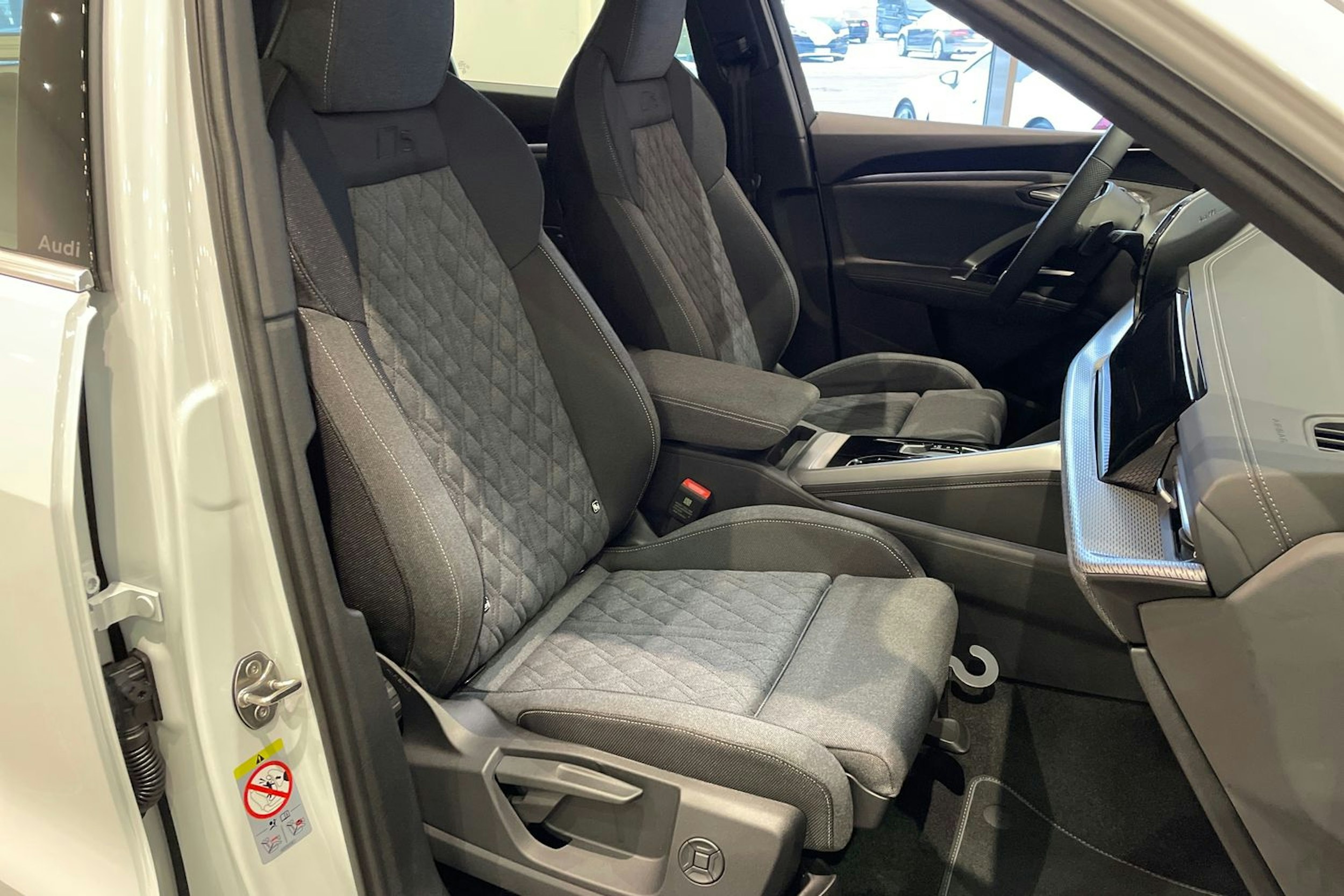 valkoinen Audi Q5 2025 kuva 24.