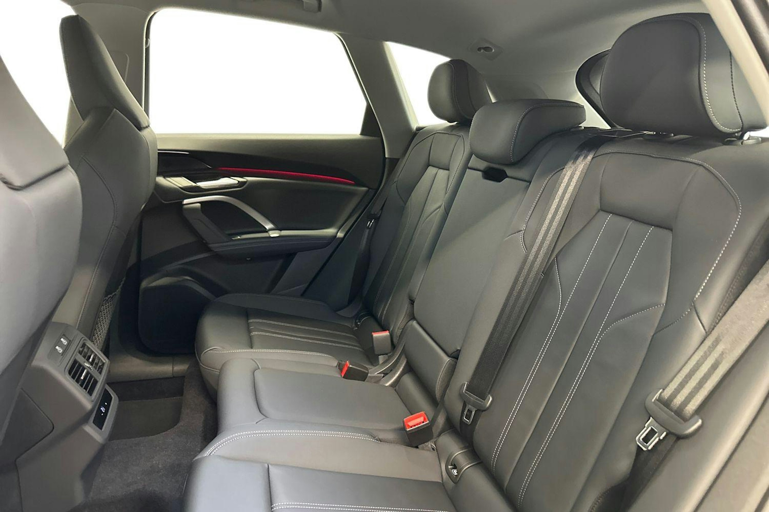 district vihreä Audi Q5 2025 kuva 4.