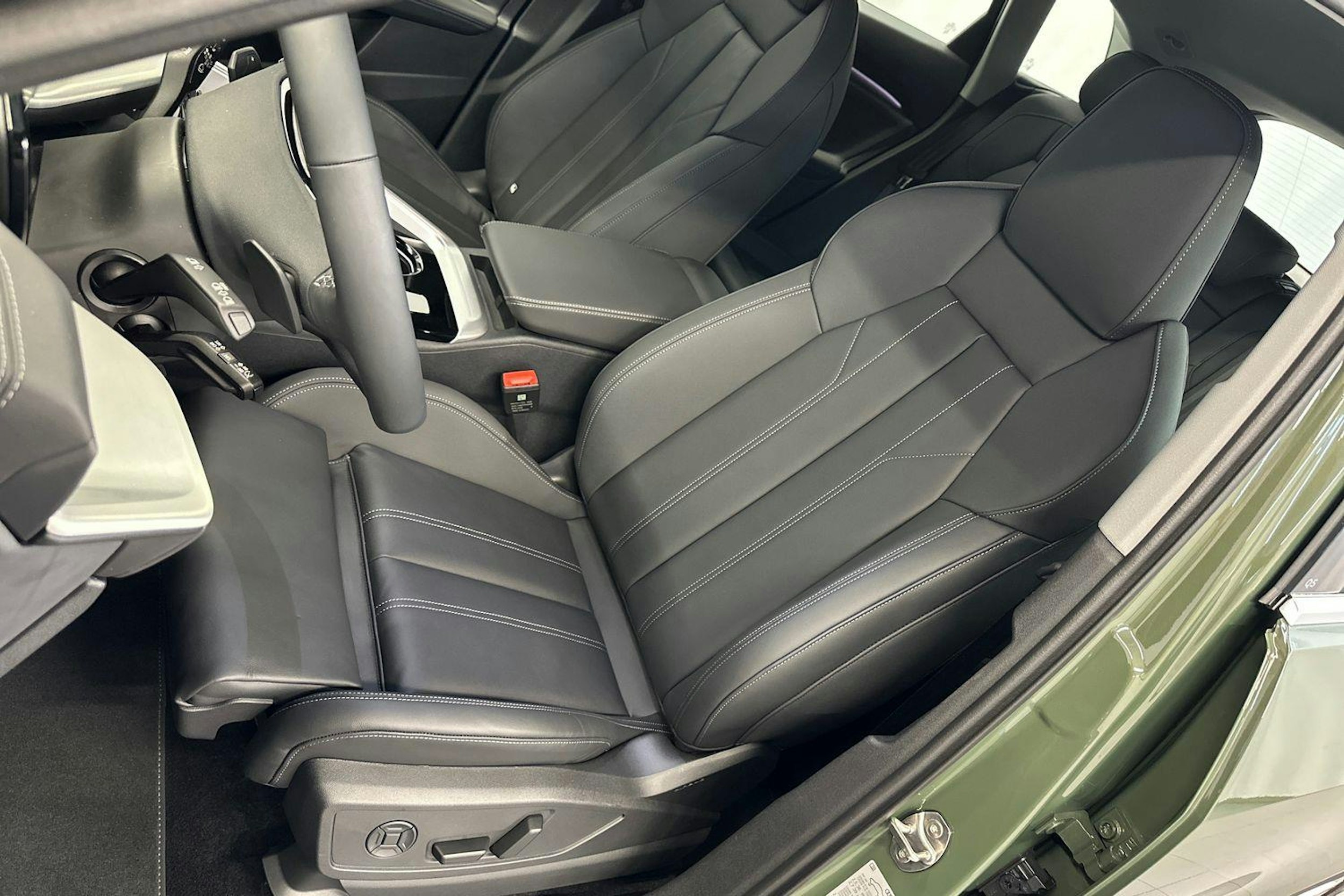 district vihreä Audi Q5 2025 kuva 7.