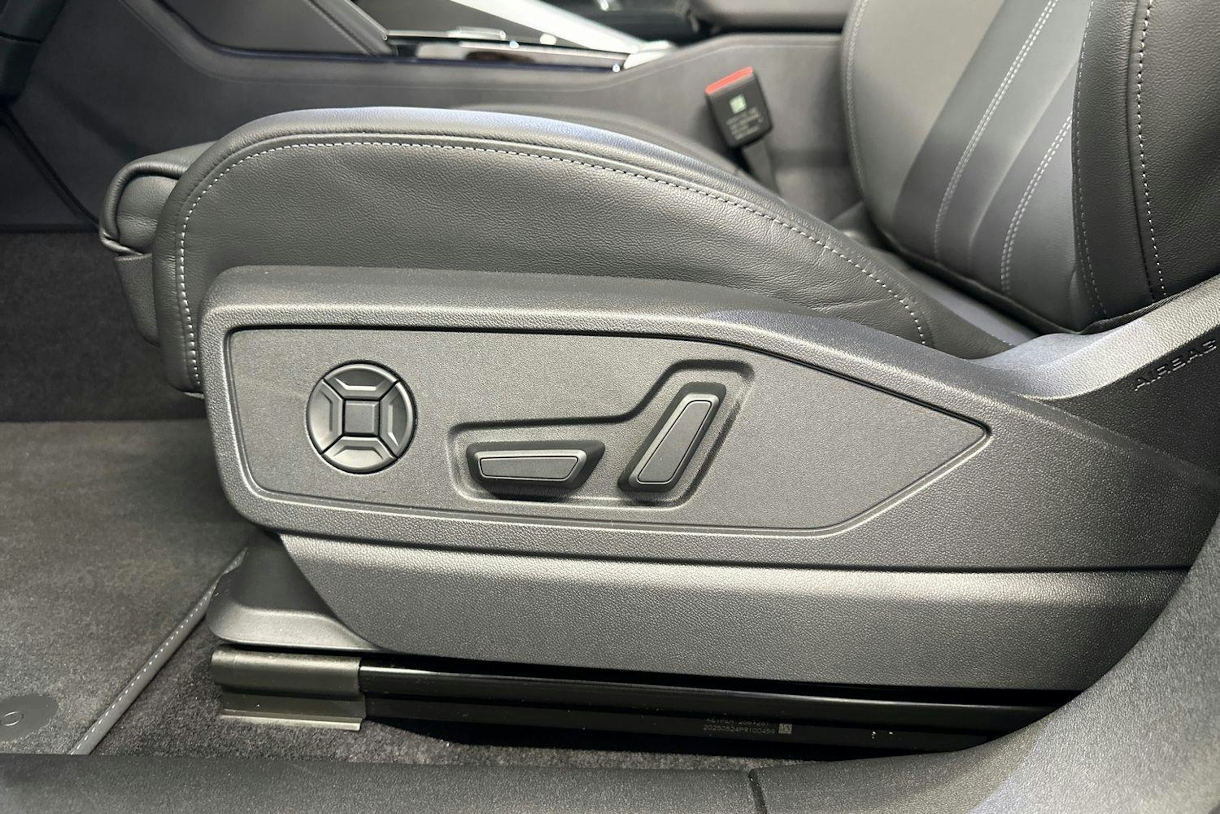 district vihreä Audi Q5 2025 kuva 8.