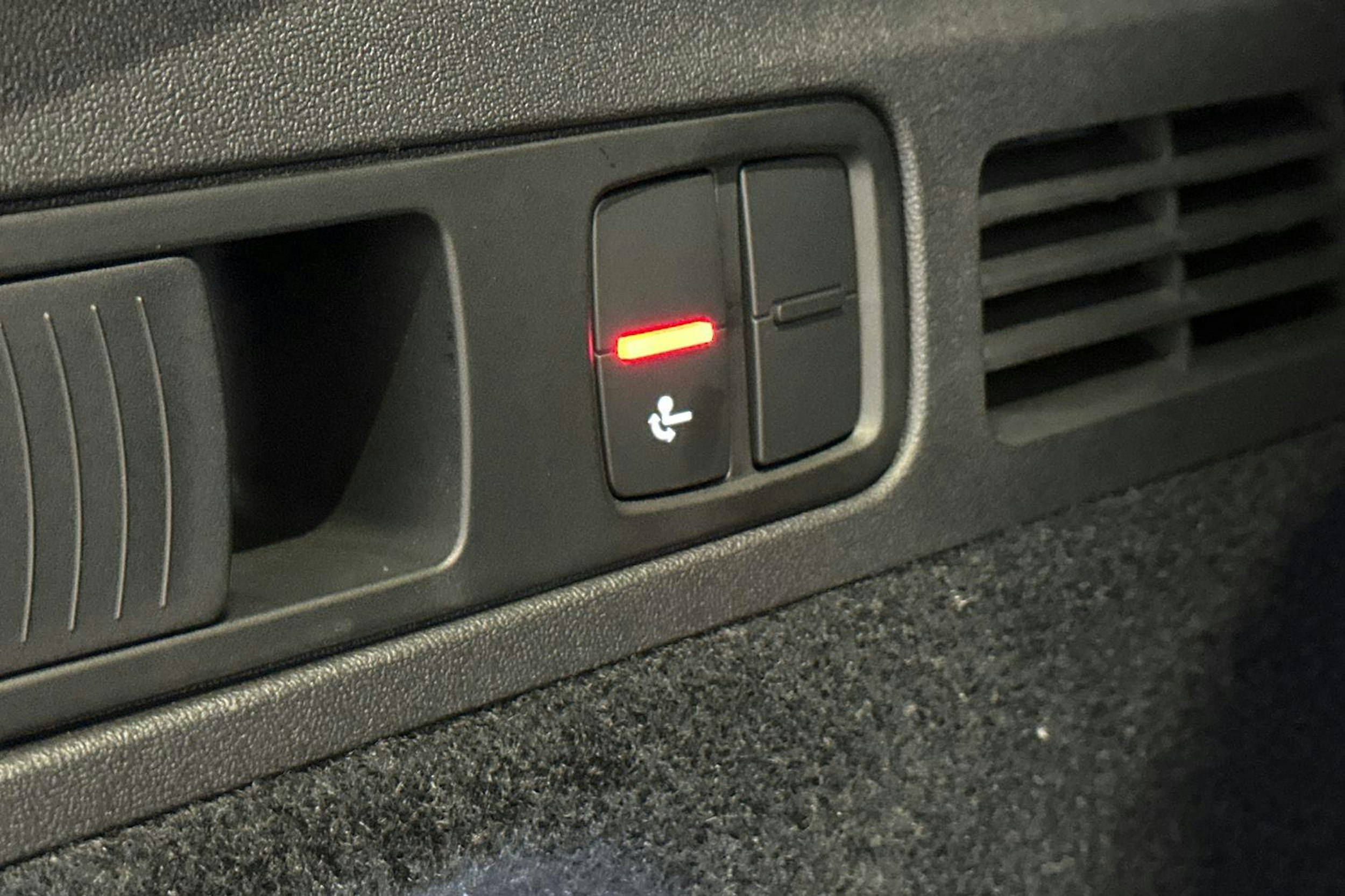 district vihreä Audi Q5 2025 kuva 18.