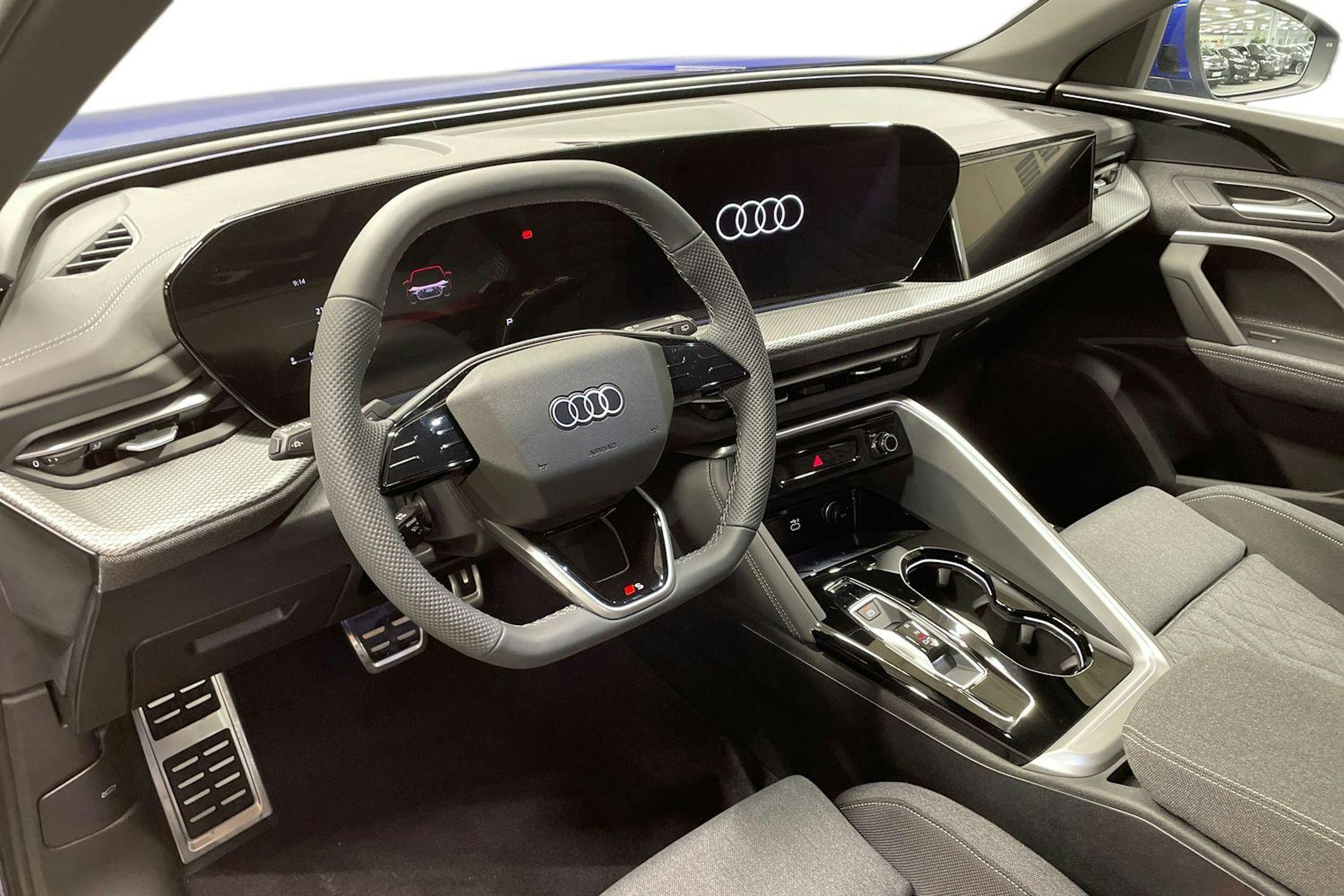 sininen Audi Q5 2025 kuva 6.