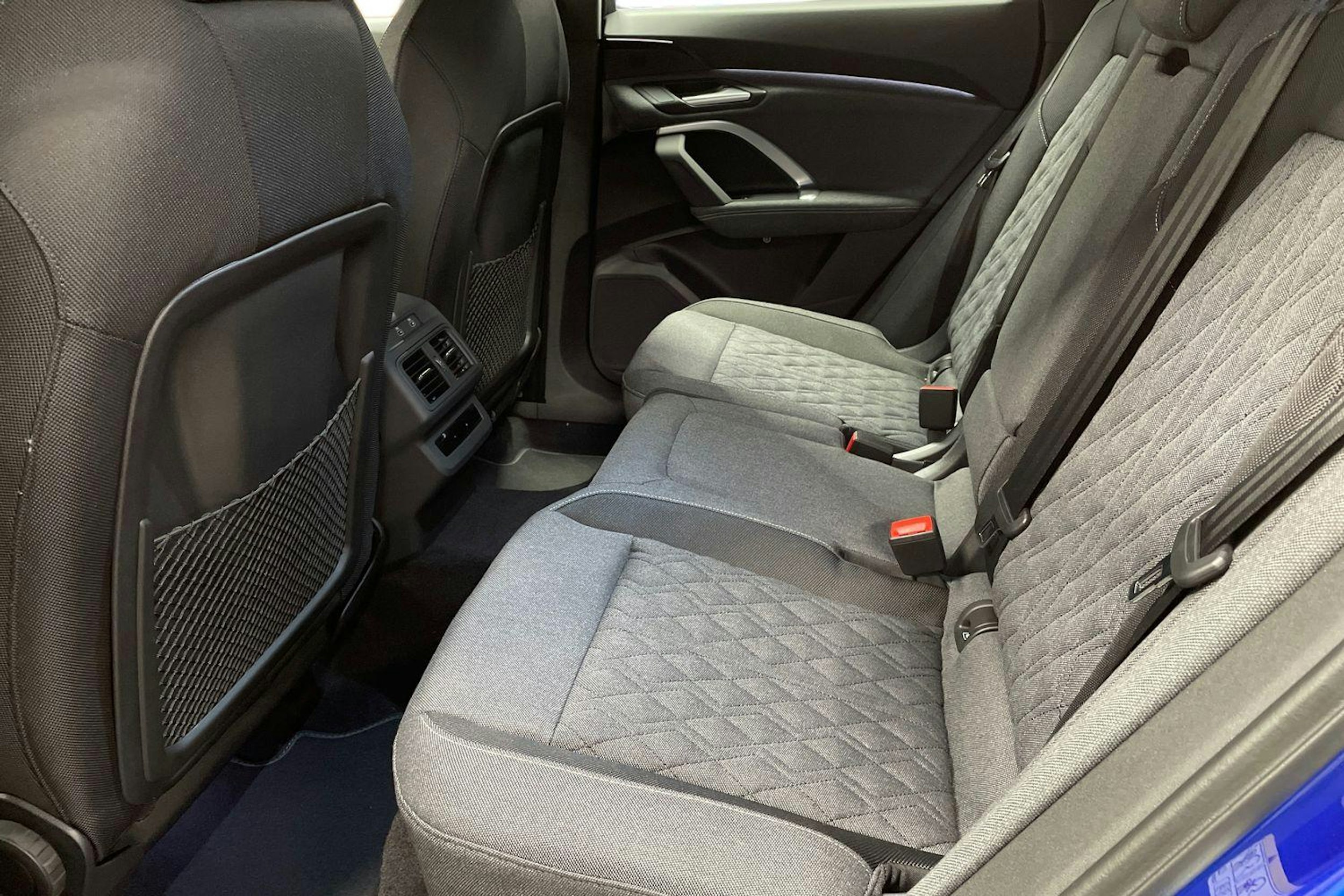 sininen Audi Q5 2025 kuva 8.