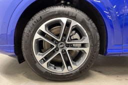 sininen Audi Q5 2025 kuva 9.
