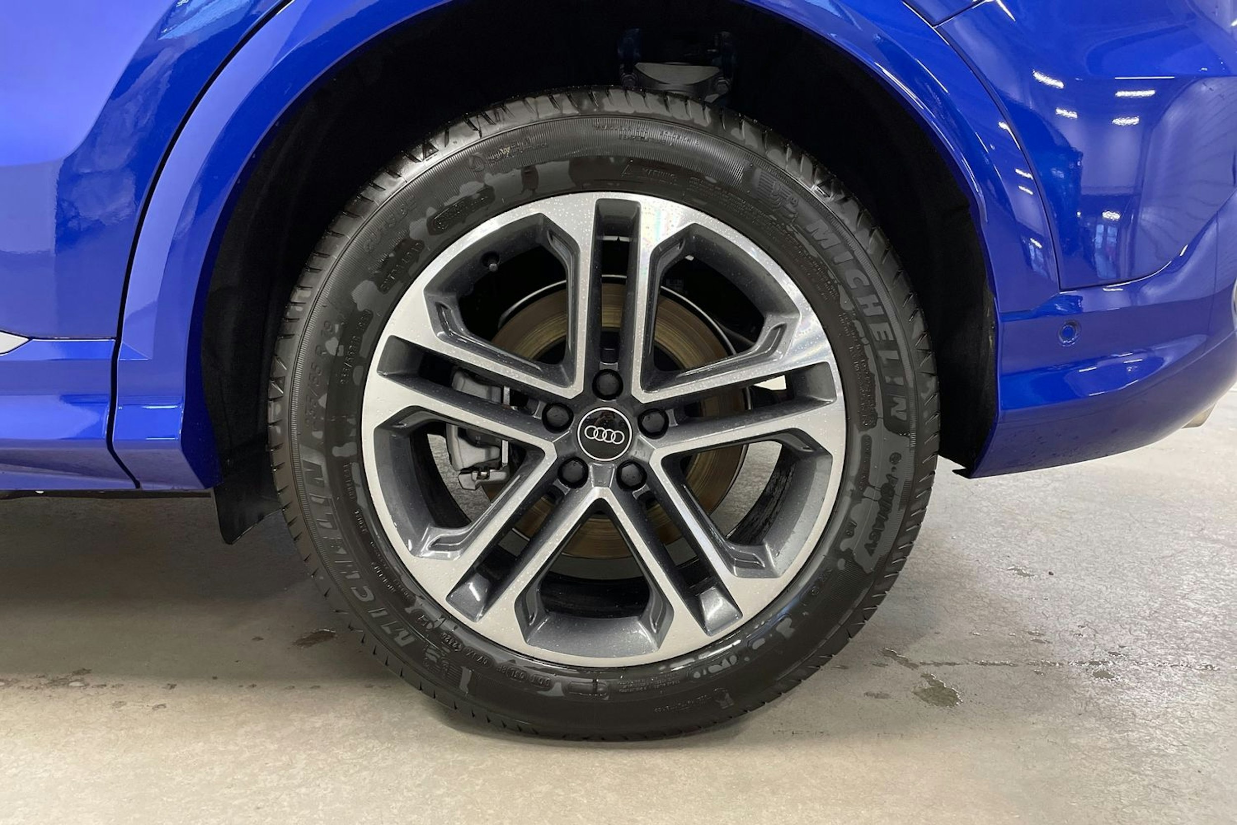 sininen Audi Q5 2025 kuva 10.
