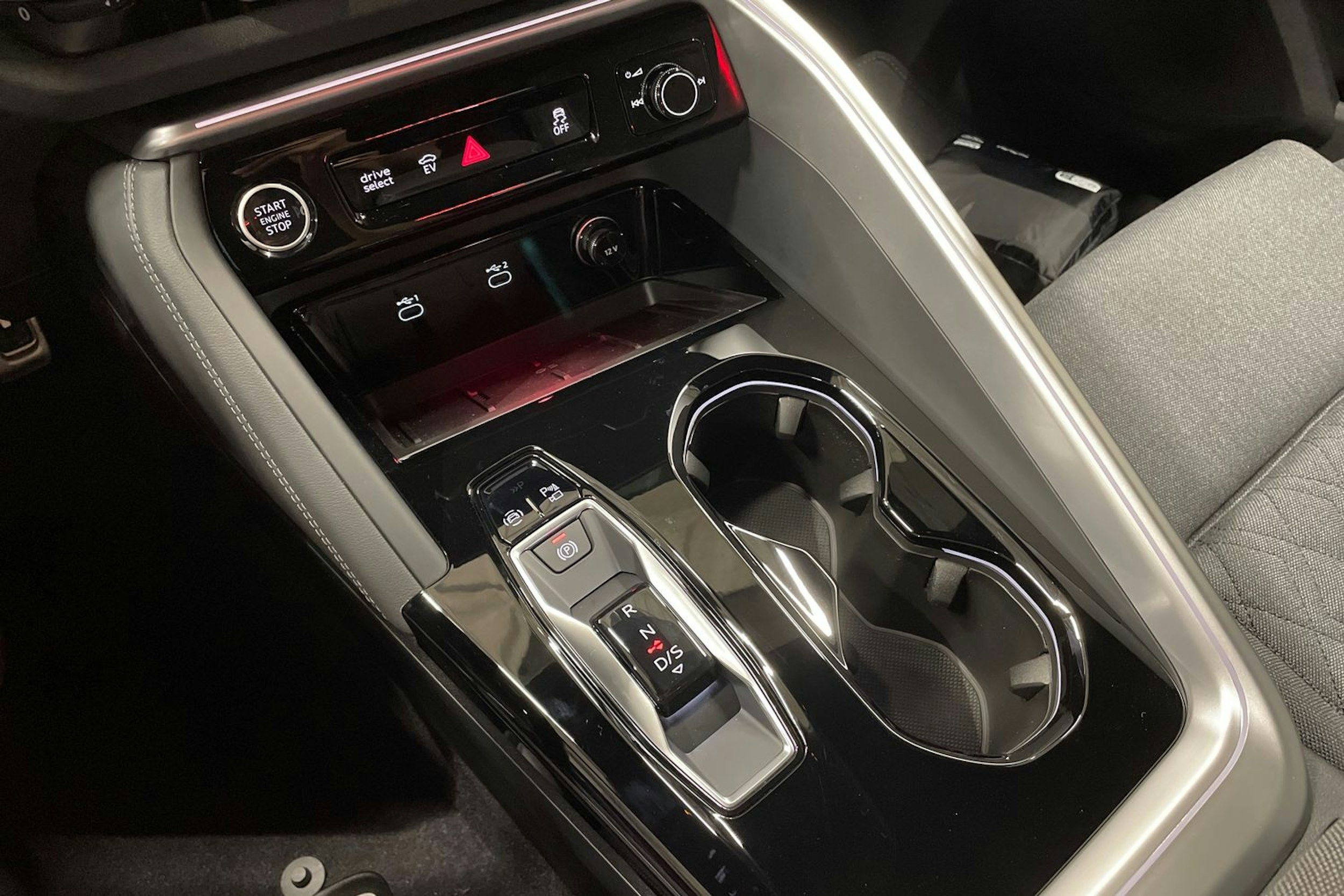 sininen Audi Q5 2025 kuva 14.