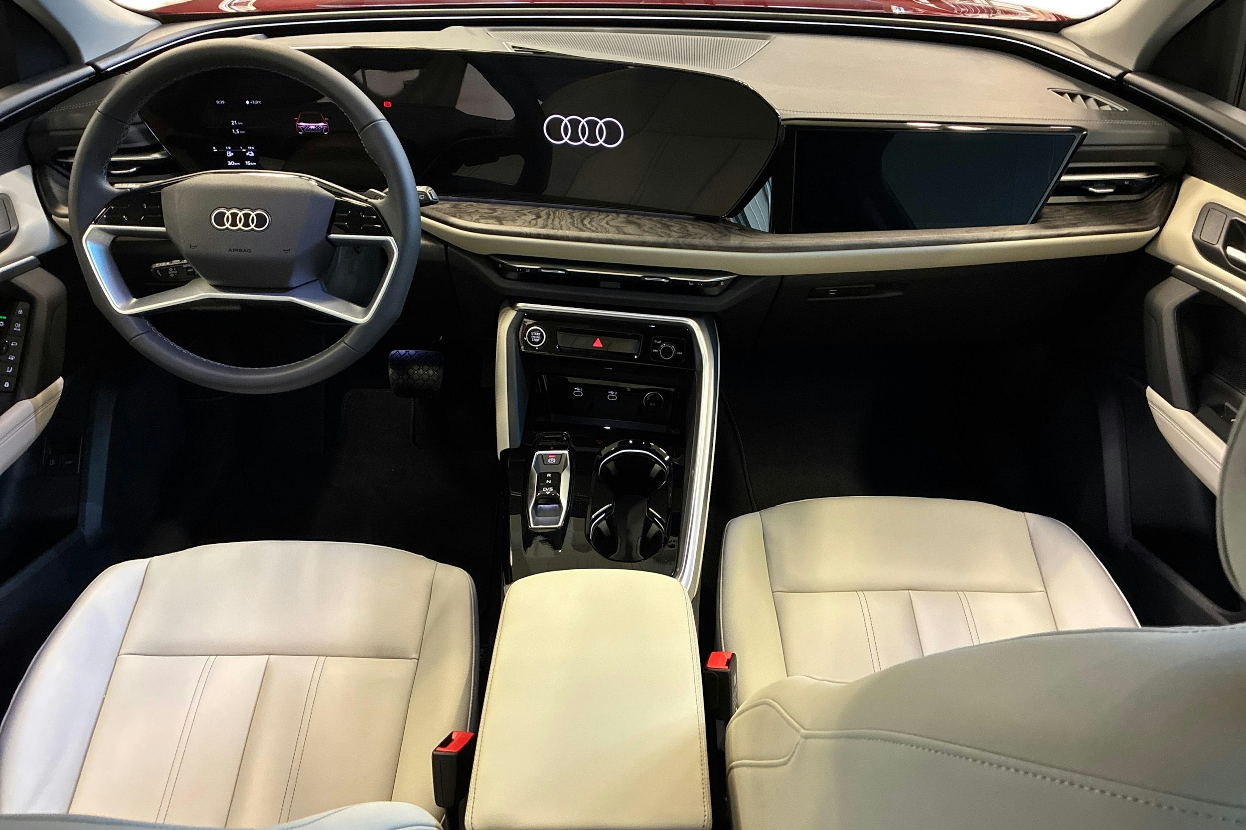 punainen Audi Q5 2025 kuva 7.