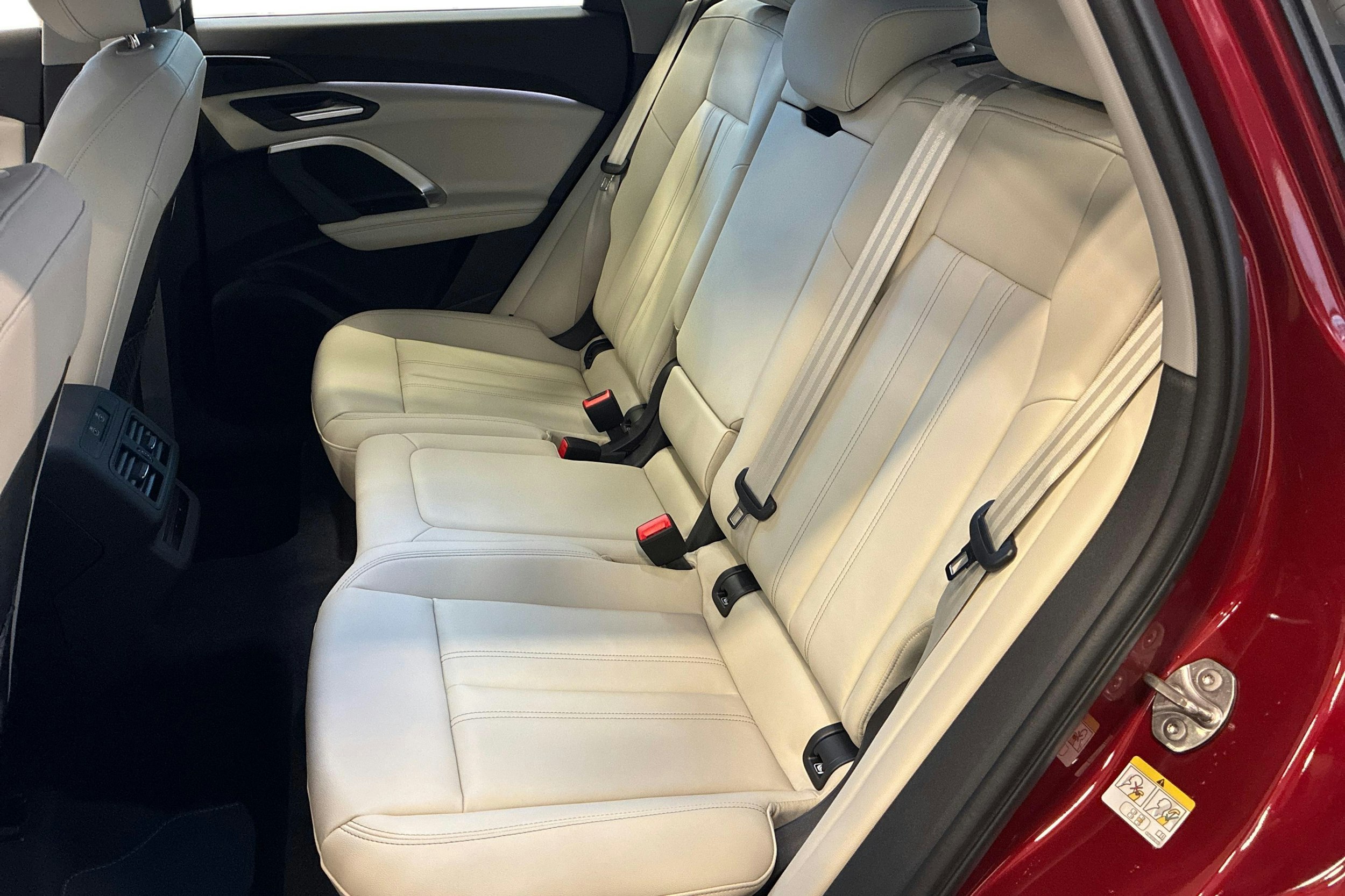 punainen Audi Q5 2025 kuva 8.