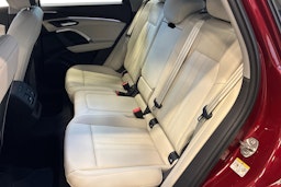 punainen Audi Q5 2025 kuva 8.