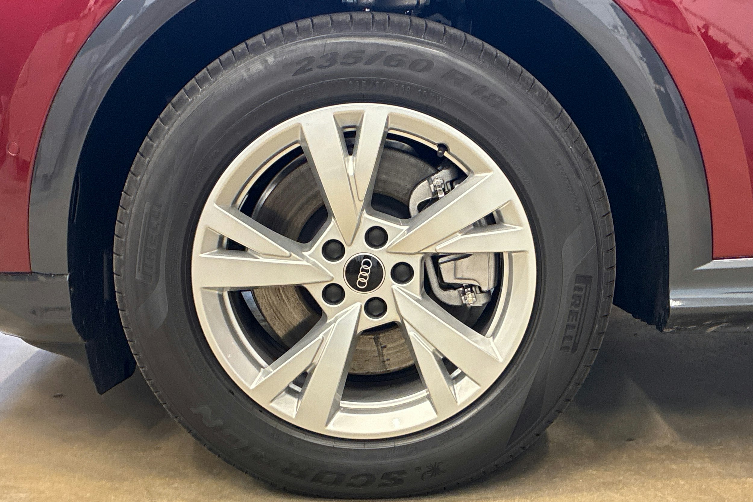 punainen Audi Q5 2025 kuva 9.