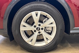 punainen Audi Q5 2025 kuva 9.