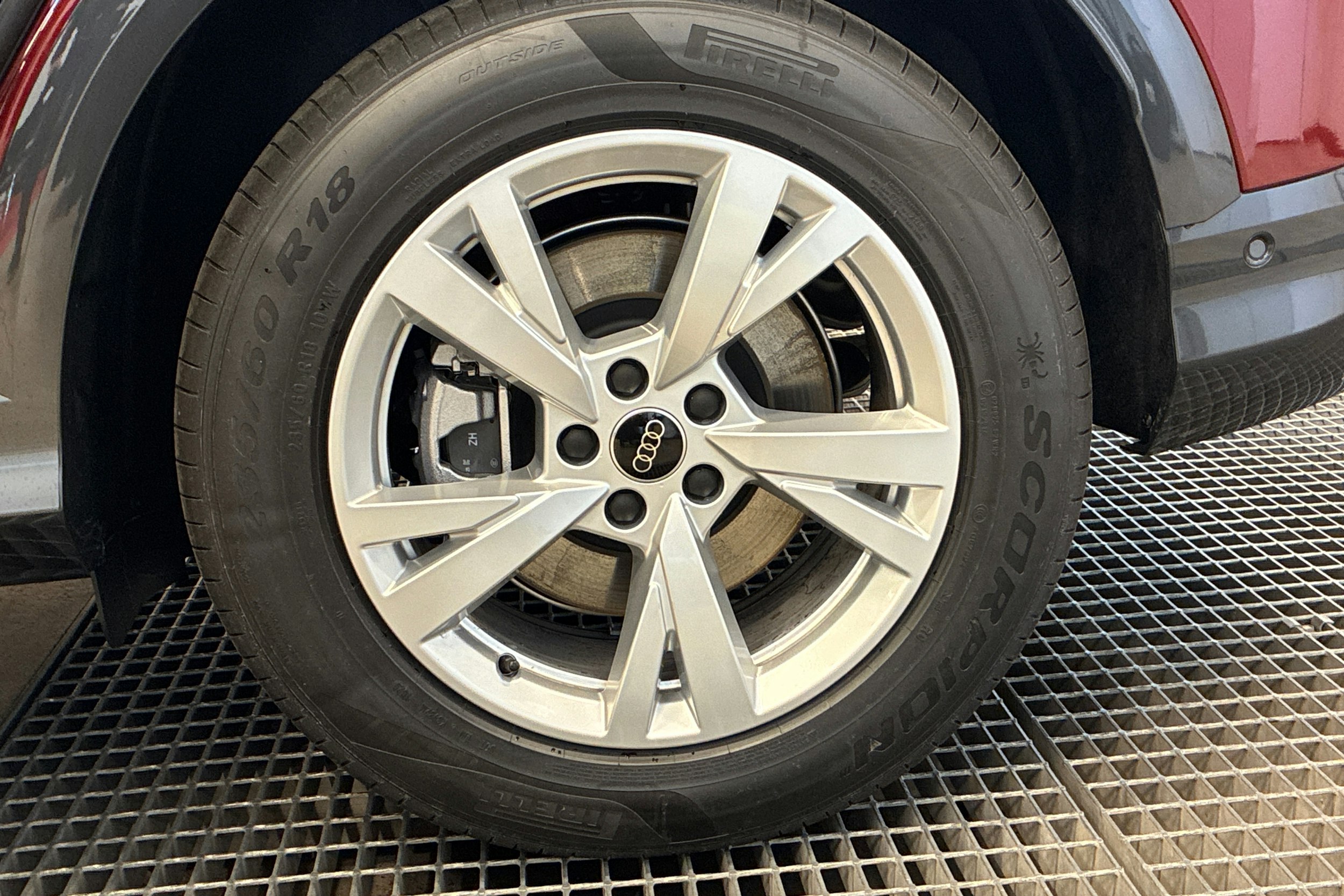 punainen Audi Q5 2025 kuva 10.