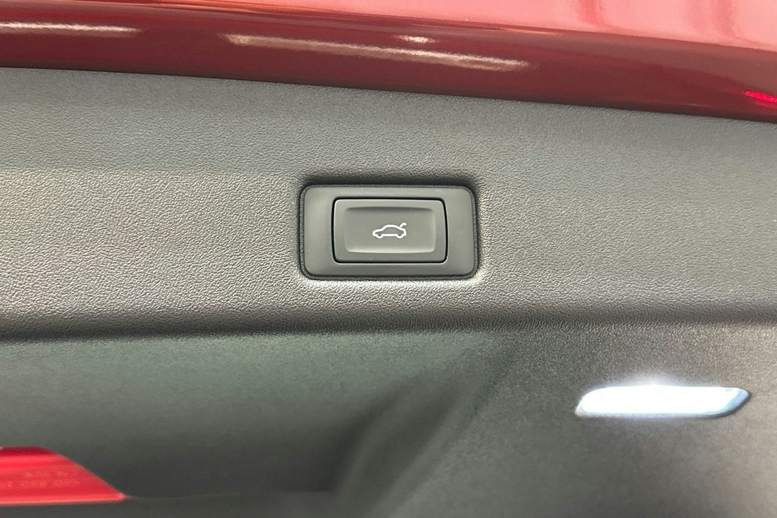 grenadine punainen Audi Q5 2025 kuva 14.