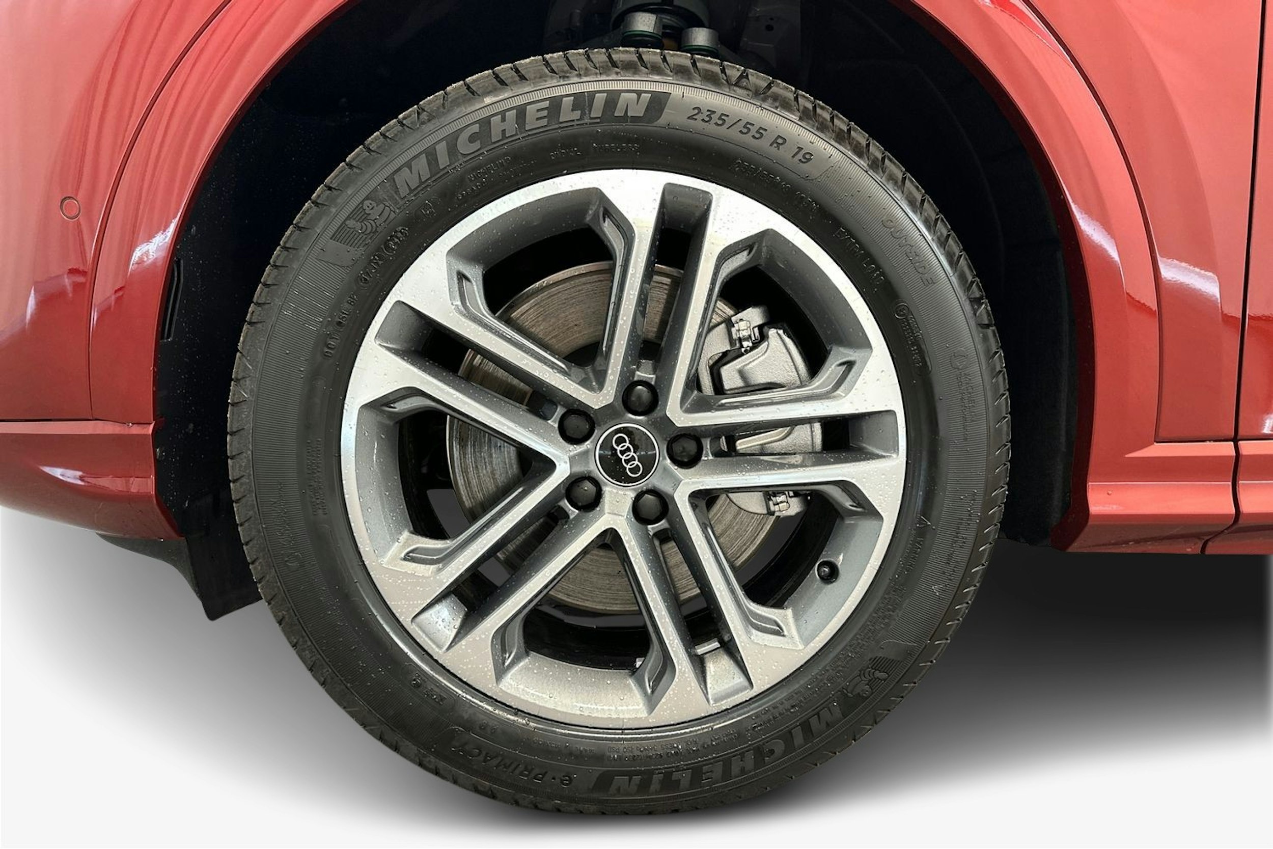 grenadine punainen Audi Q5 2025 kuva 16.