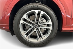 grenadine punainen Audi Q5 2025 kuva 16.