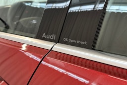 grenadine punainen Audi Q5 2025 kuva 19.
