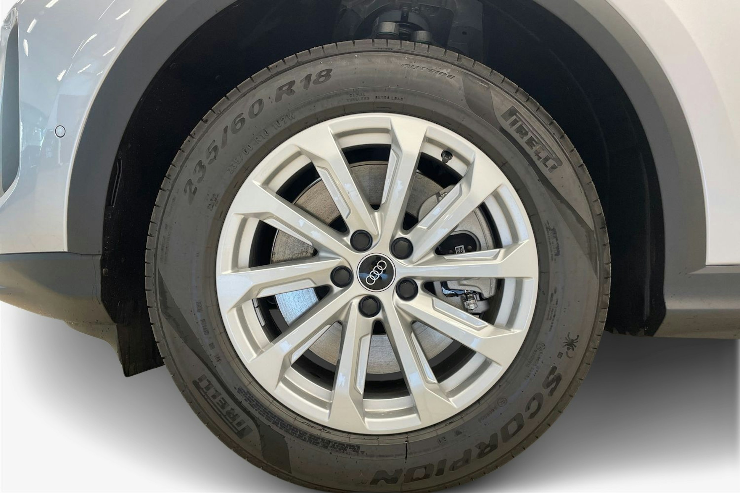 met. harmaa Audi Q5 2025 kuva 9.