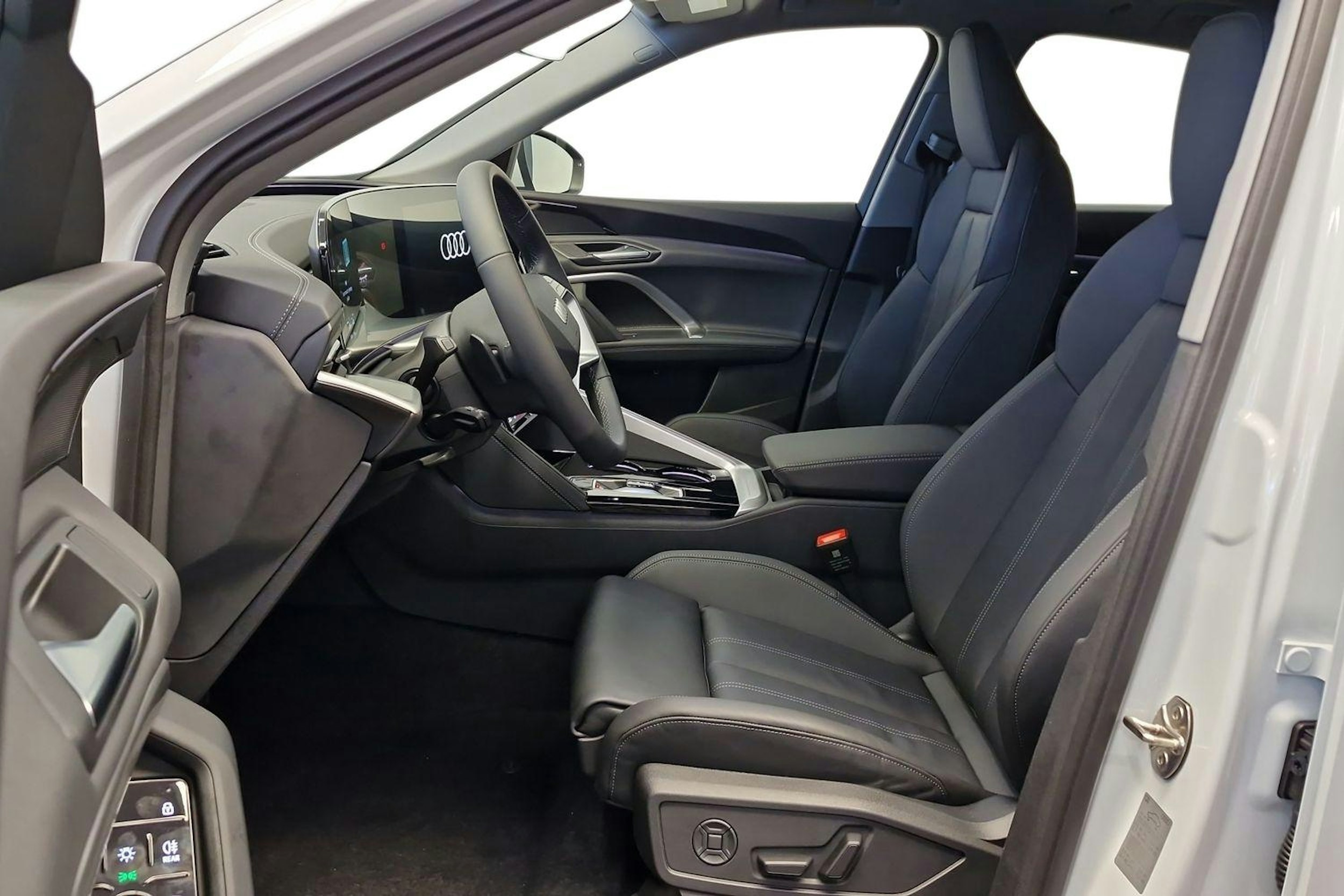 jäätikön valkoinen Audi Q5 2025 kuva 3.