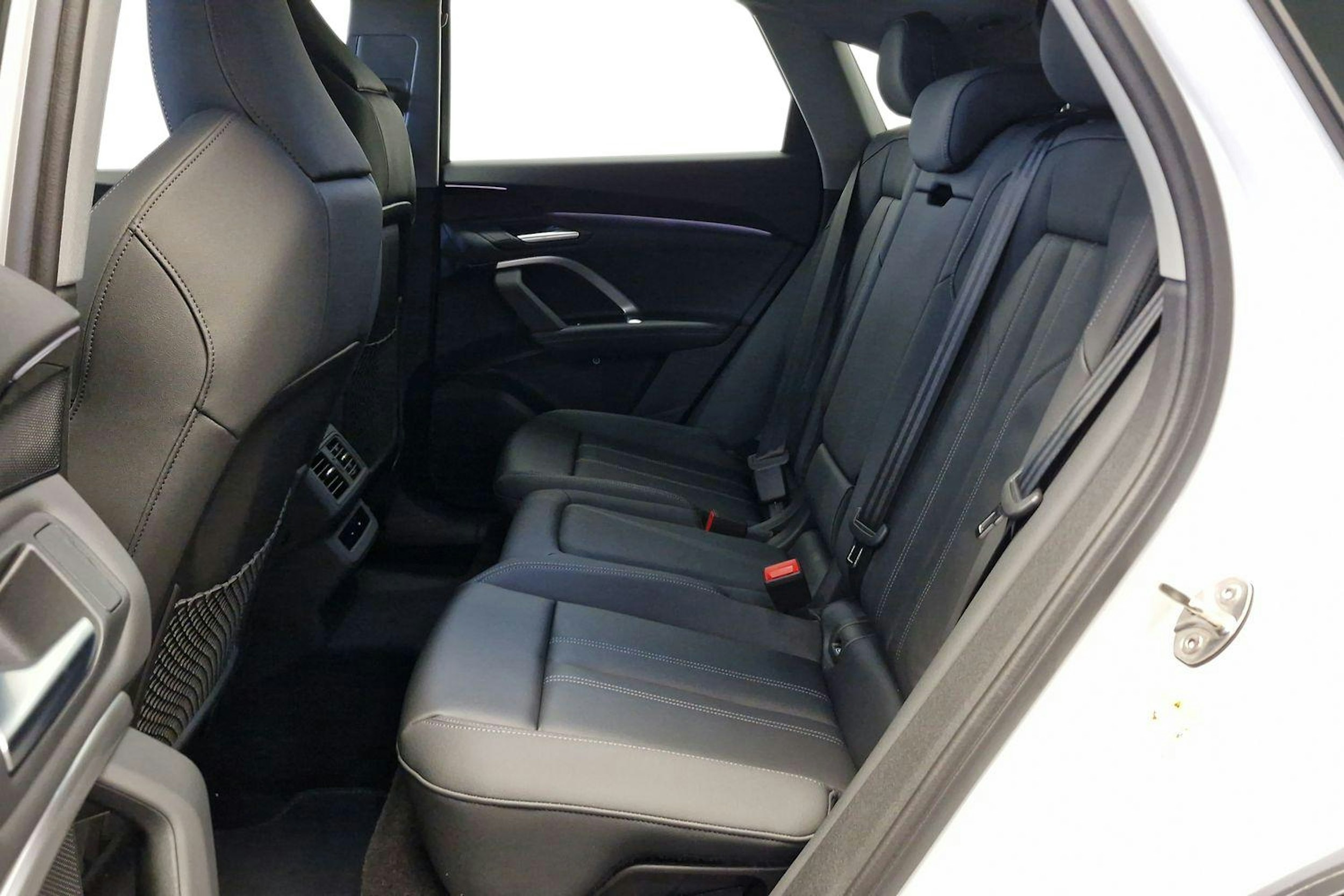 jäätikön valkoinen Audi Q5 2025 kuva 4.