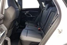 jäätikön valkoinen Audi Q5 2025 kuva 4.