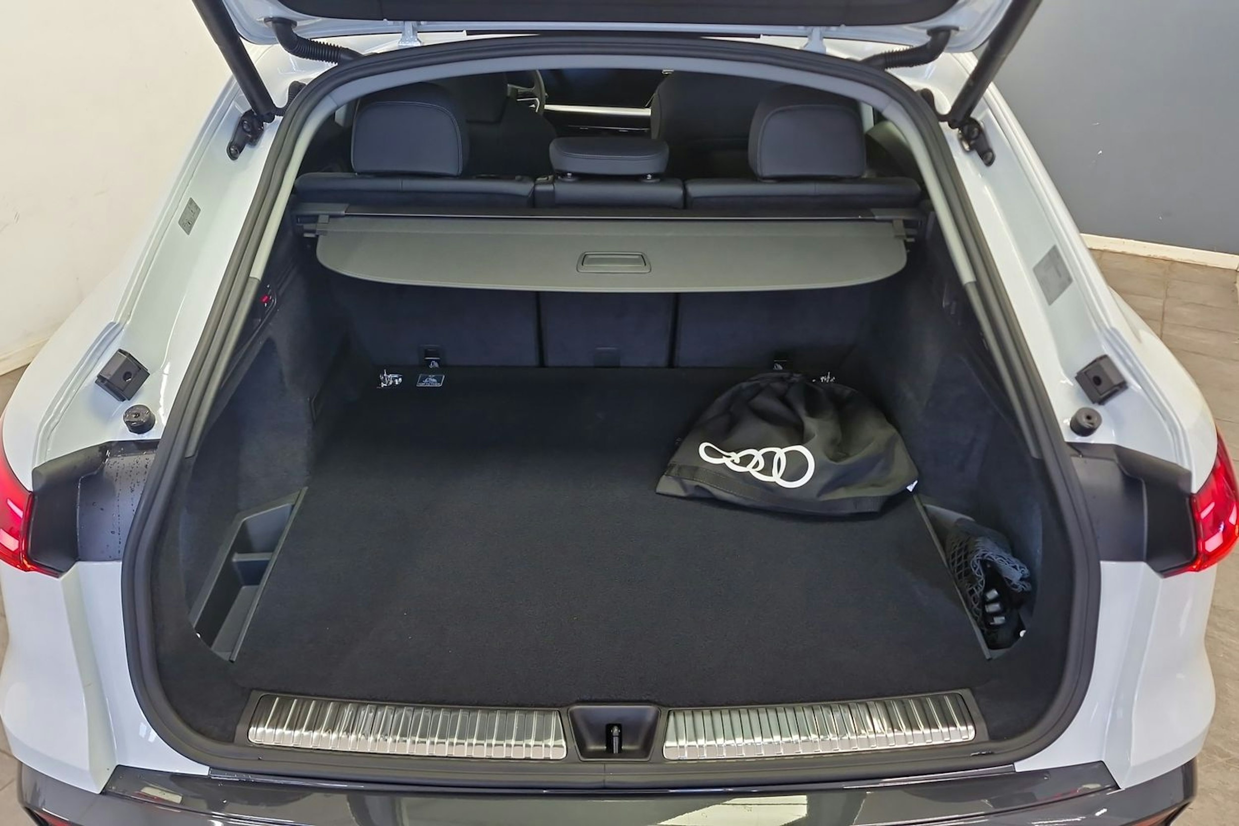 jäätikön valkoinen Audi Q5 2025 kuva 5.