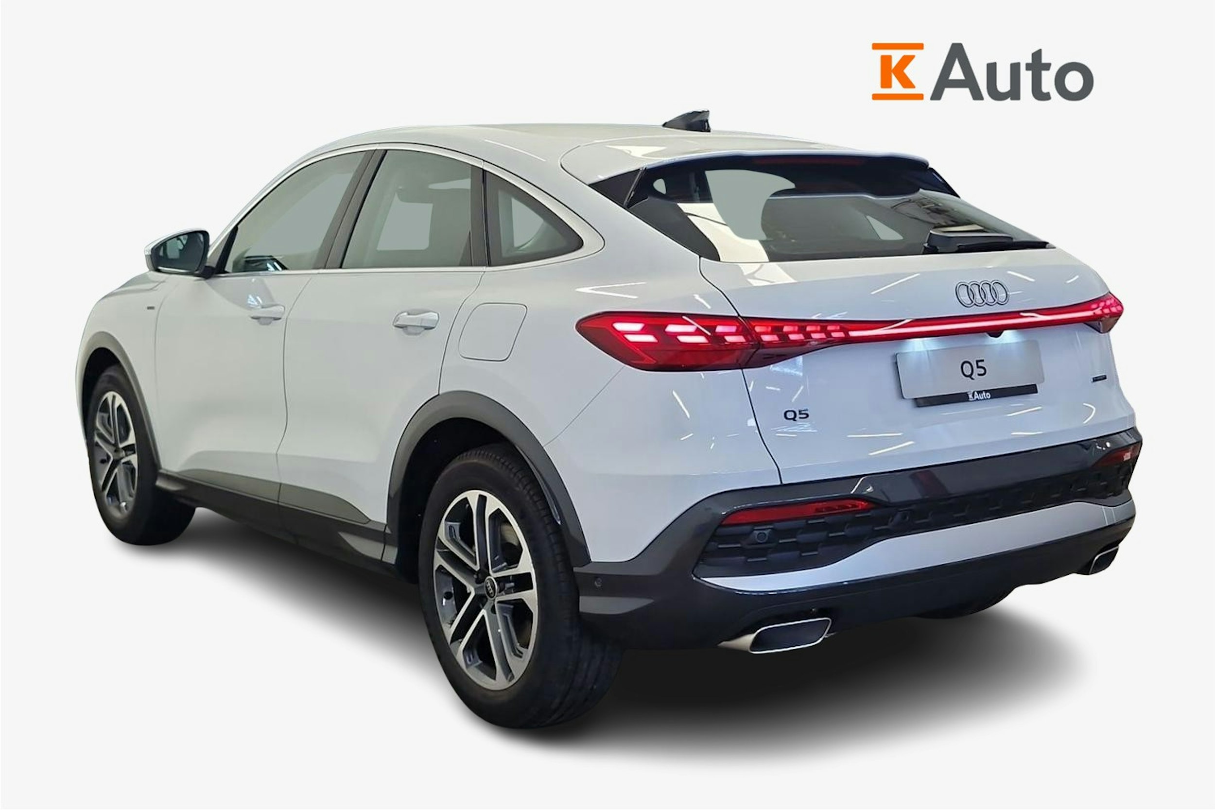 jäätikön valkoinen Audi Q5 2025 kuva 6.