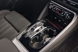 jäätikön valkoinen Audi Q5 2025 kuva 10.