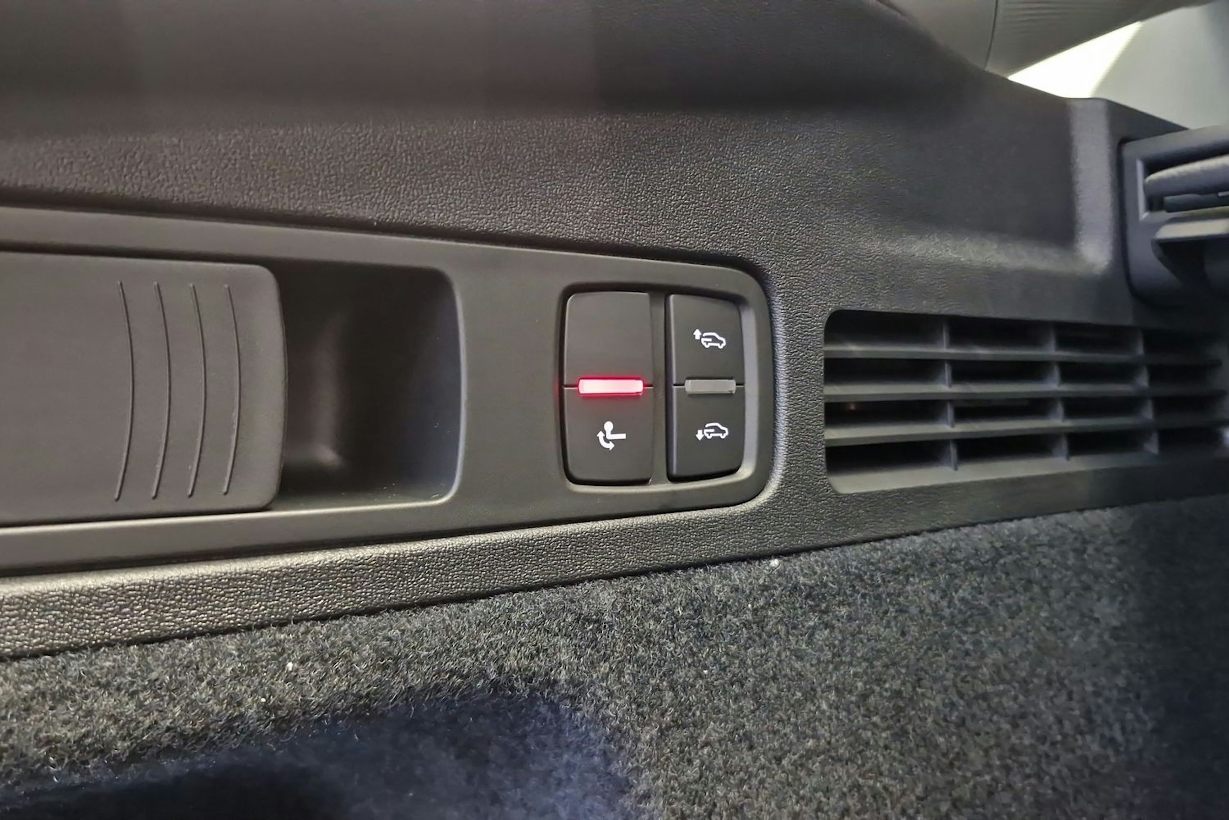 jäätikön valkoinen Audi Q5 2025 kuva 11.