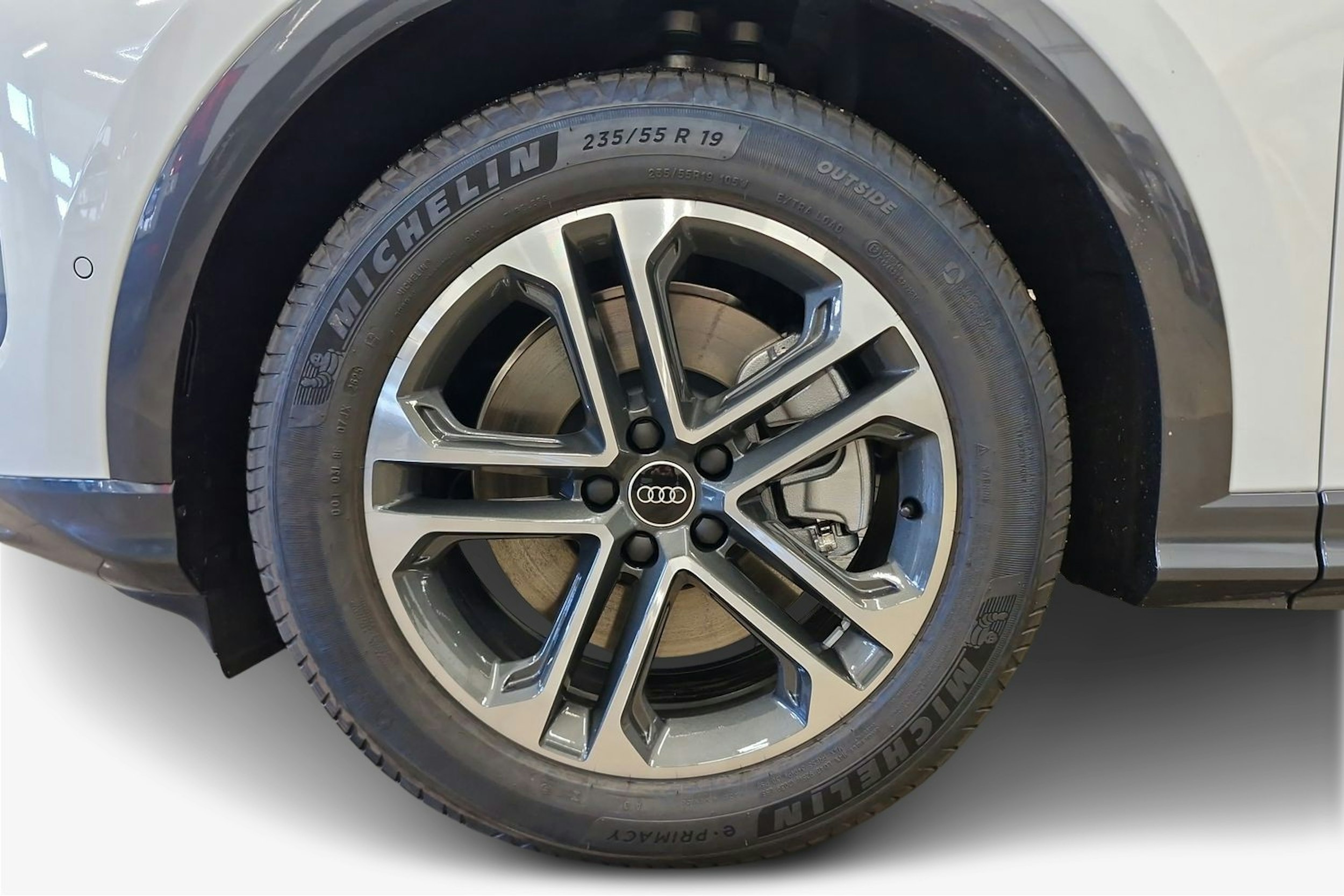 jäätikön valkoinen Audi Q5 2025 kuva 16.