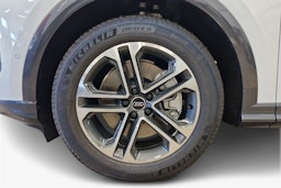 jäätikön valkoinen Audi Q5 2025 kuva 16.