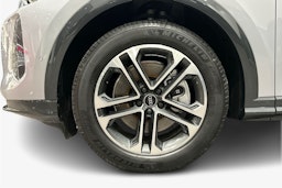 met. harmaa Audi Q5 2025 kuva 9.