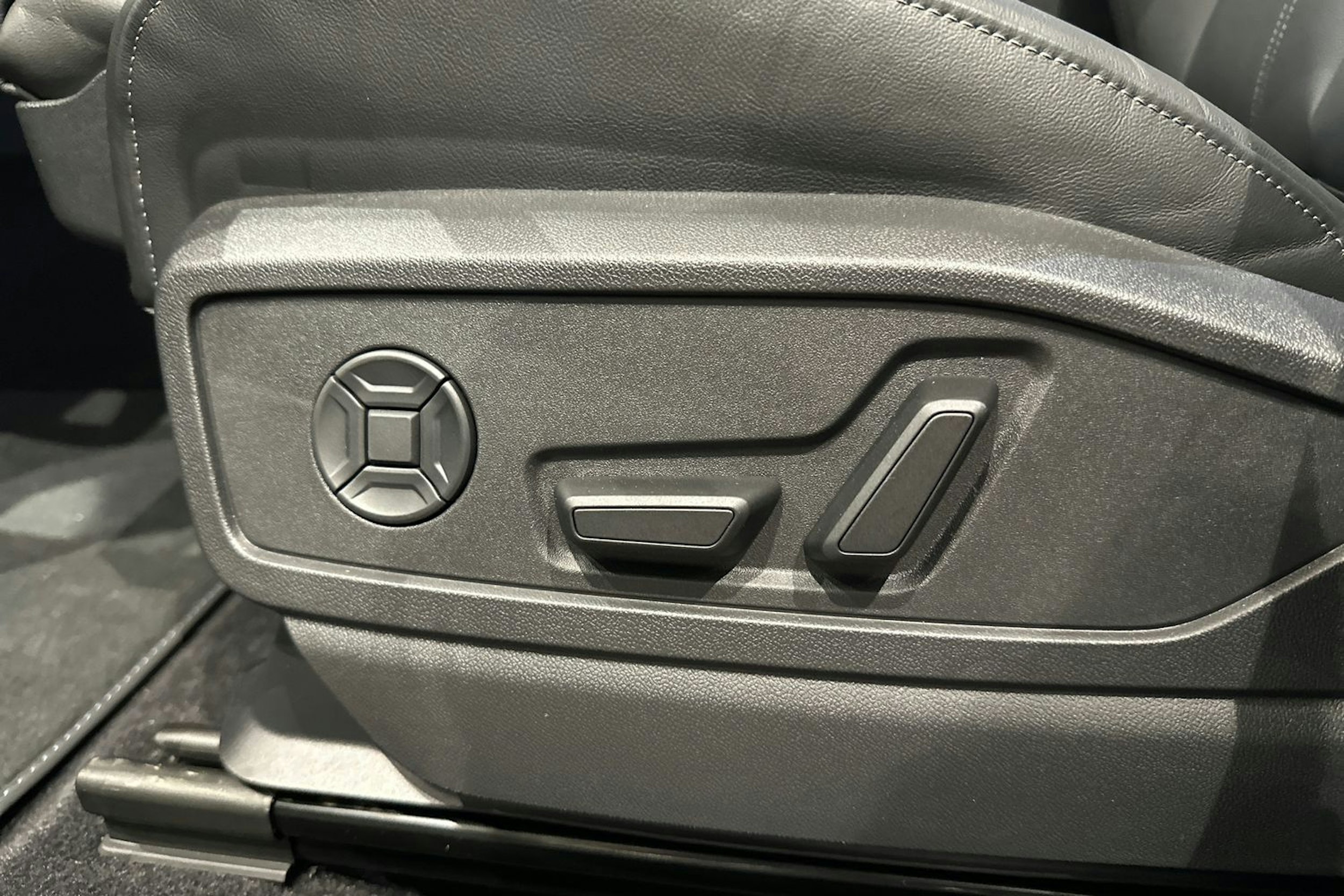 met. harmaa Audi Q5 2025 kuva 15.