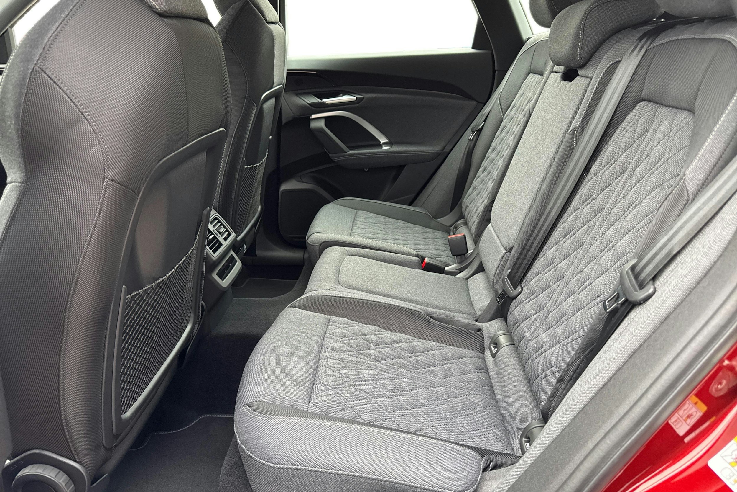 punainen Audi Q5 2025 kuva 8.