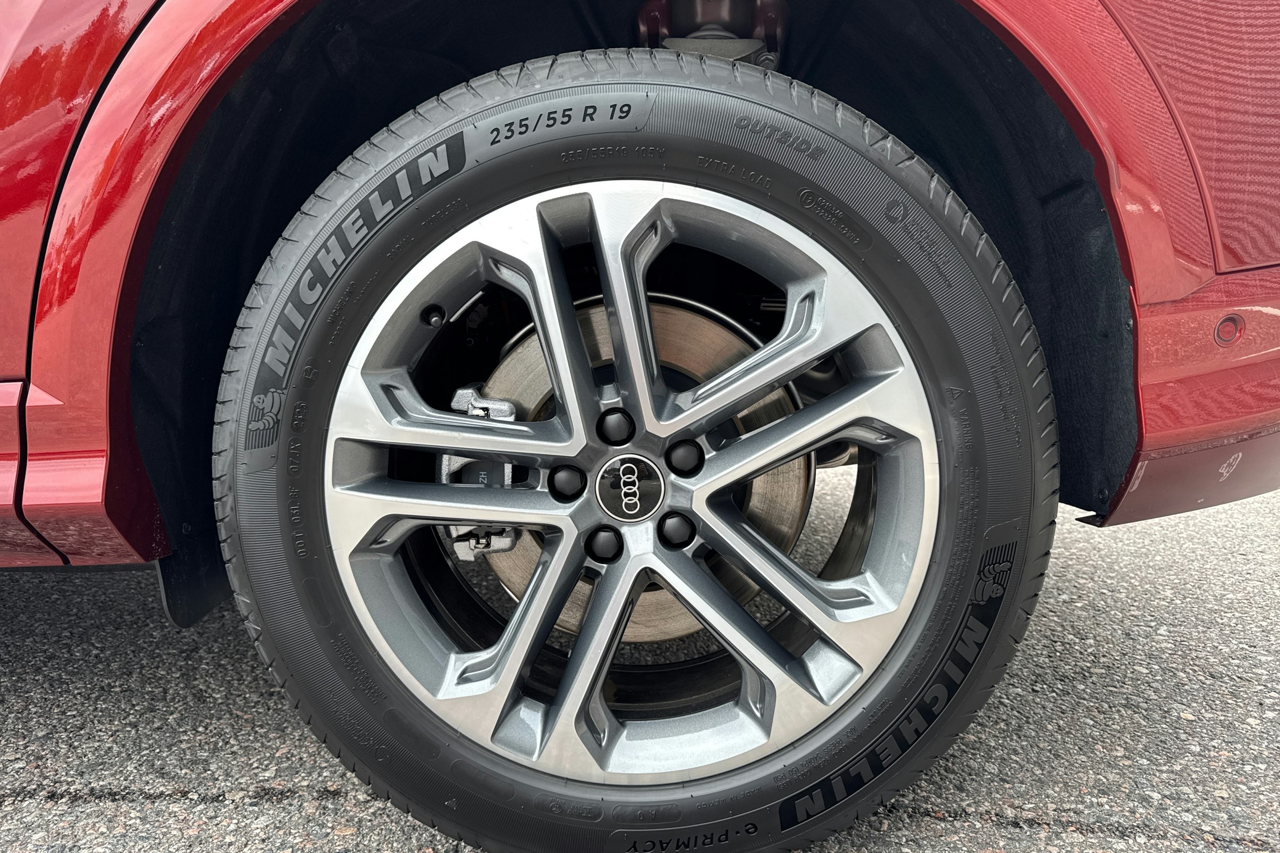 punainen Audi Q5 2025 kuva 9.