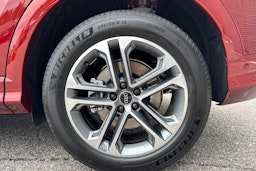 punainen Audi Q5 2025 kuva 9.