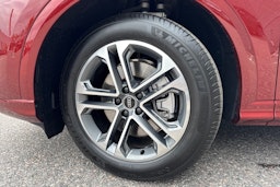 punainen Audi Q5 2025 kuva 10.