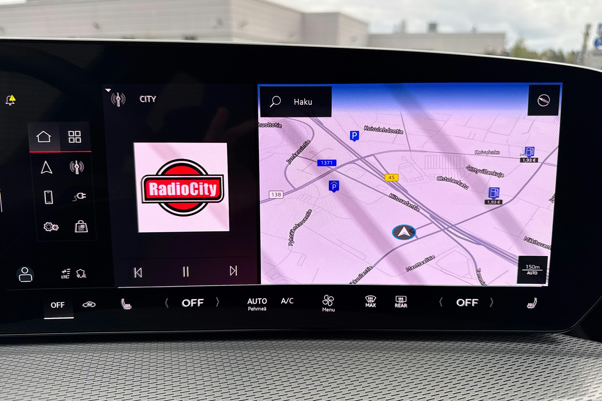 punainen Audi Q5 2025 kuva 11.